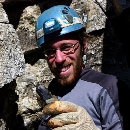 Damien Ferronato ramassant du quartz fum dans le Valais, Suisse