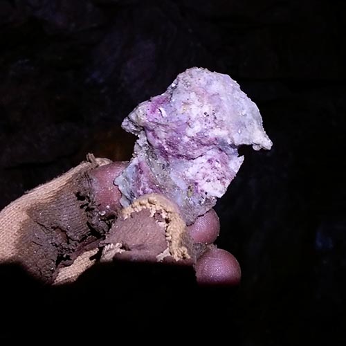 L'erythrite fait partie du groupe de la vivianite, avec l'annabergite et la kottigite. Elle est aussi appele erythrine, fleur de cobalt, cobalt arseniat, ...  Ce minral se forme suite  l'altration des minerais cobaltifres comme la skuttrudite.  Les meilleurs spcimens se trouvent  la mine Clara en Allemagne, en Australie, au Canada et  Bou Azzer au Maroc. En France, on peut trouver l'erythrite dans la mine des Chalanches en Isre et  Juzet en Hte-Garonne.  Les minraux associs sont l'argent natif, azurite, calcite, cobaltite, malachite, quartz, skutterudite, ...  Attention, l'erythrite est un minral toxique et ne doit jamais tre ingre sous forme de poudre et d'lixir !