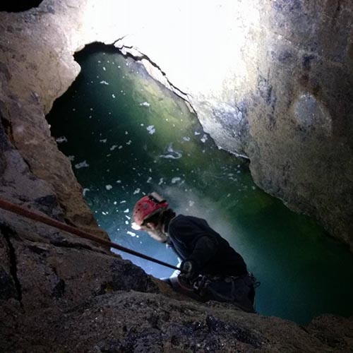 Damien Ferronato en prospection dans une ancienne mine de fluorite en France